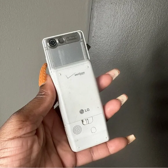 LG Silver Compact Phone (does not come with cord) novelty - Picture 4 of 5